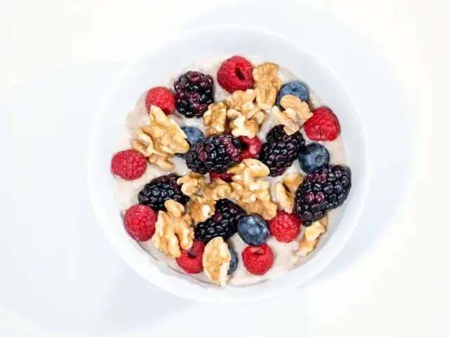 Anti‑Inflammatory Berry and Walnut Overnight Oats